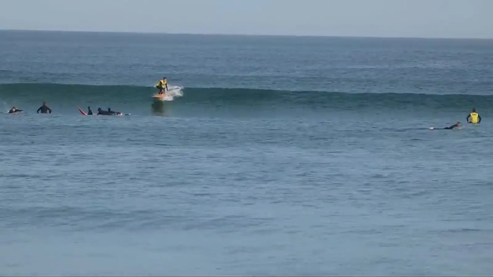 Surfeur sur une vague de Charente-Maritime